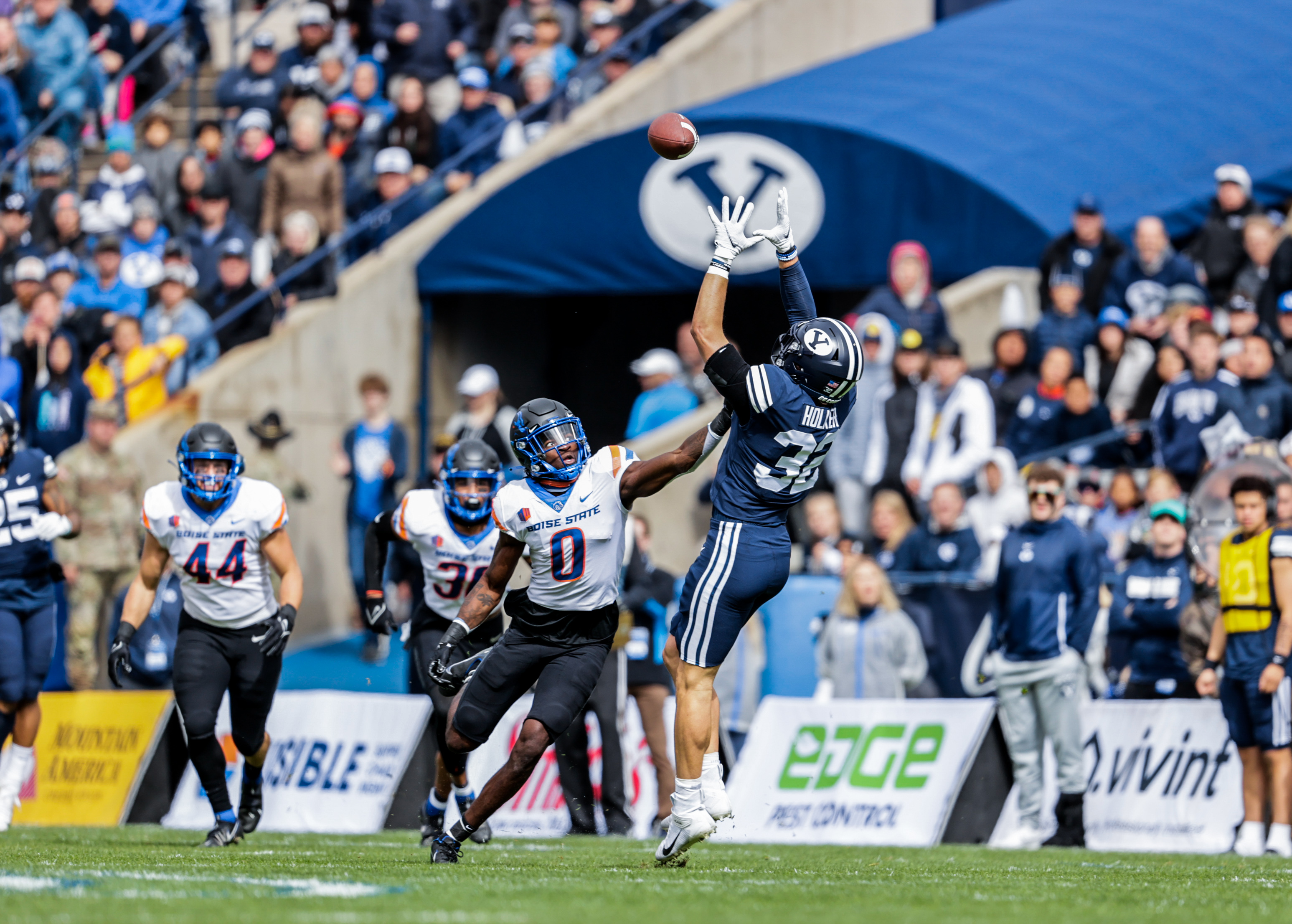 Dallin Holker completes catch against Boise State.