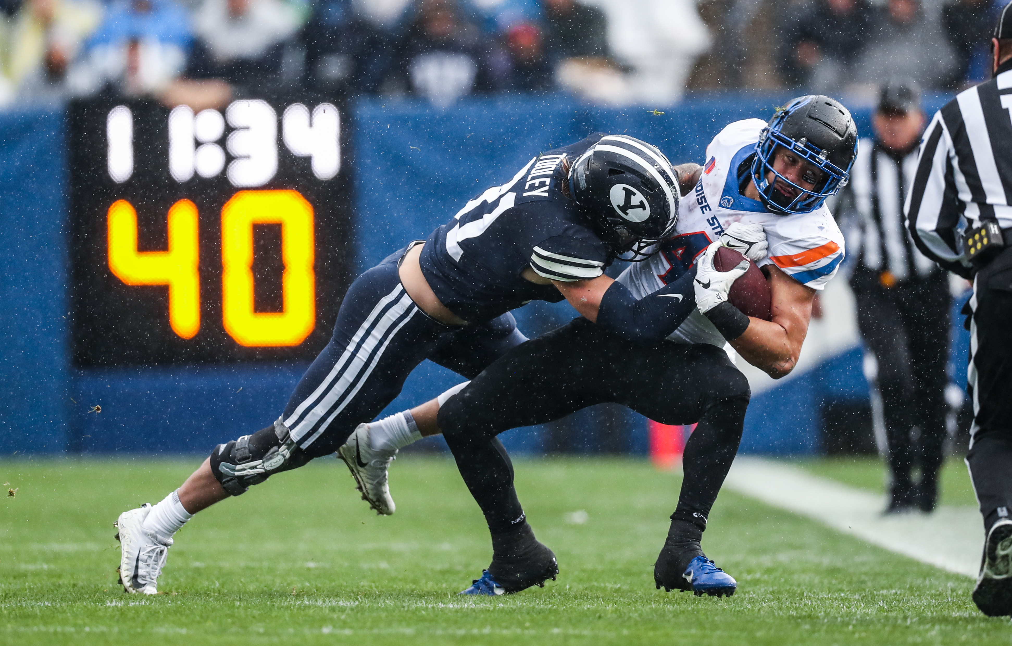 Max Tooley makes tackle against Boise State.