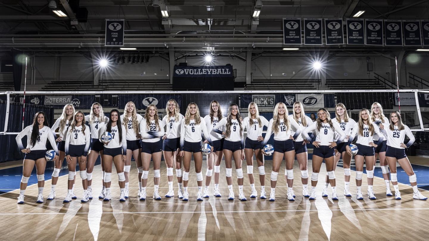 women's volleyball team photo in smith fieldhouse