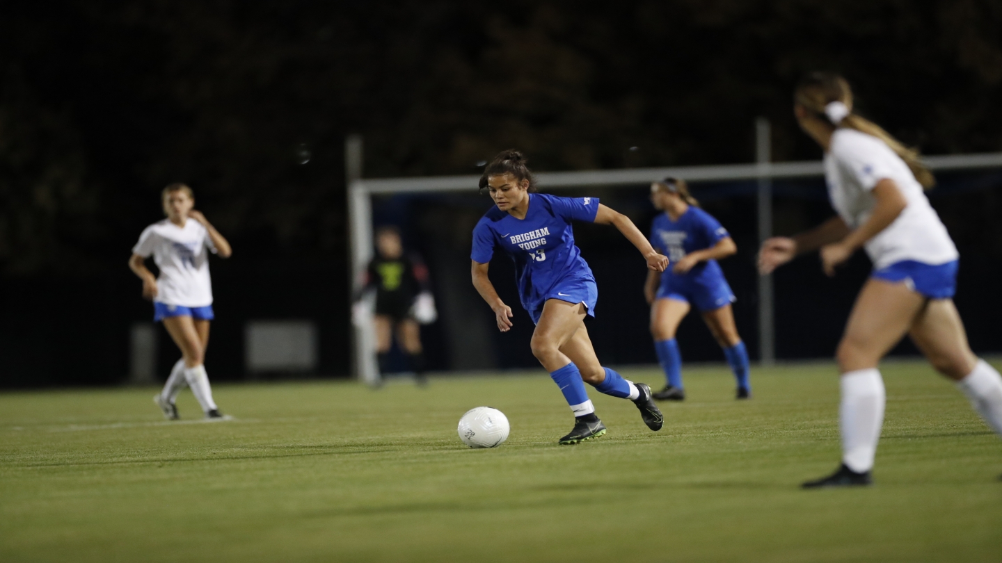 Akinaka playing in scrimmage