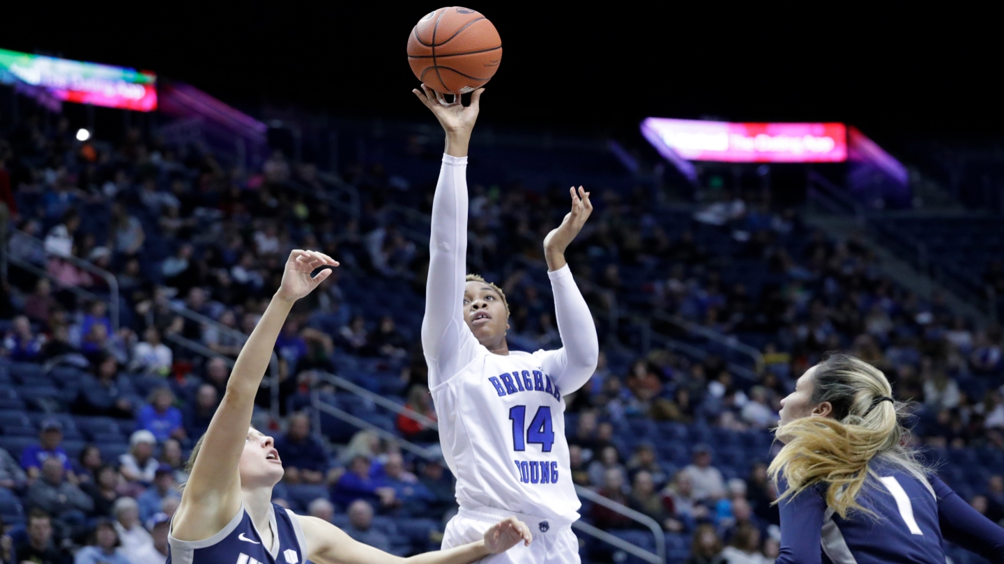 Babalu Ugwu extends to take a shot over the Utah State defense