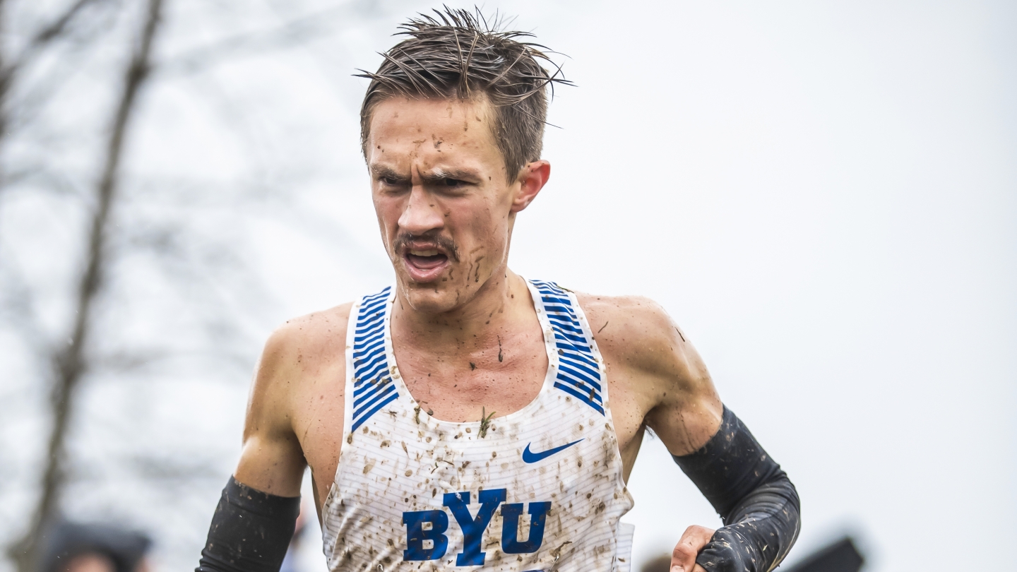 A muddied Conner Mantz runs at the 2019 NCAA Cross Country Championships.