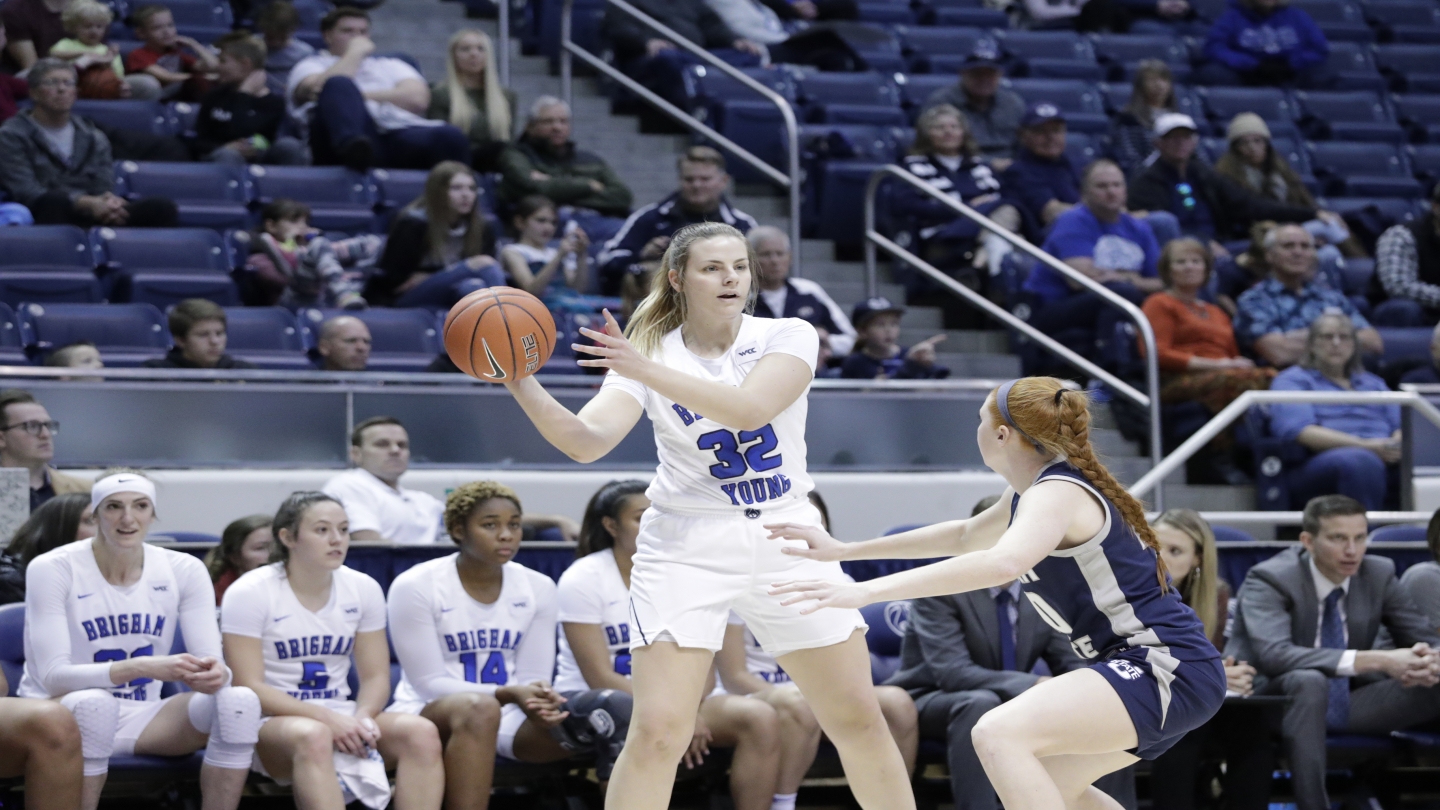 Signe Glantz passes ball vs. USU