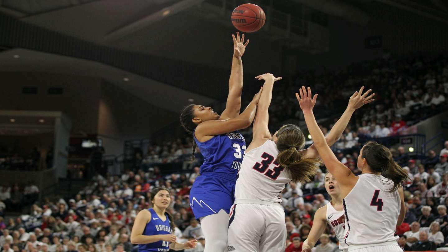 Jasmine Moody going for layup at Gonzaga