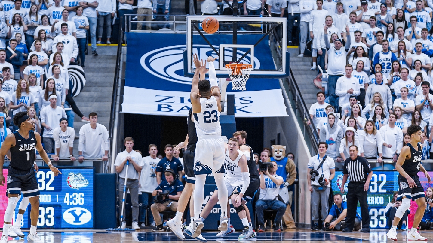 Yoeli Childs shoots a 3-pointer from the top of the key against Gonzaga.