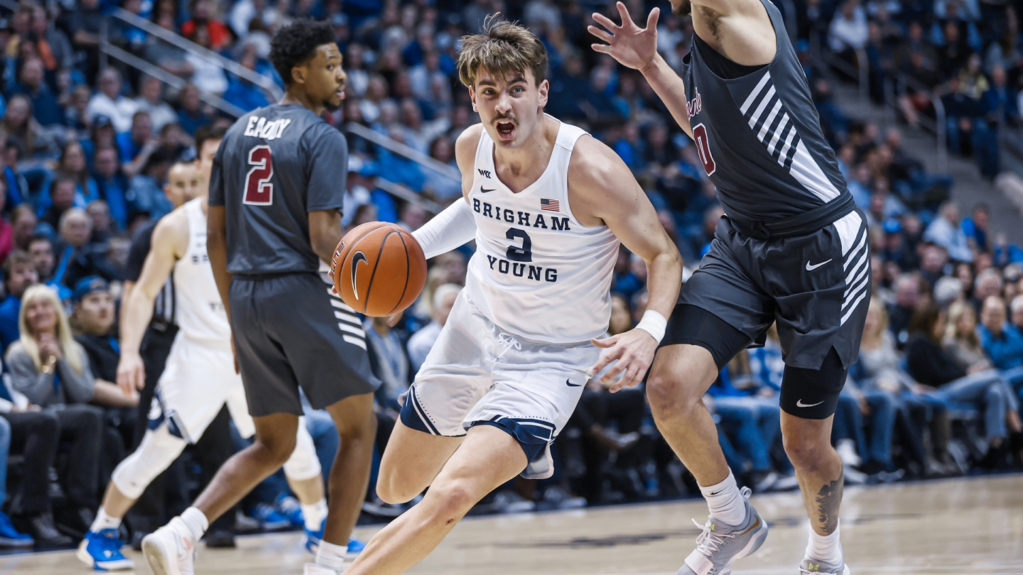 Zac Seljaas drives to the basket while dribbling with his right hand against Santa Clara.